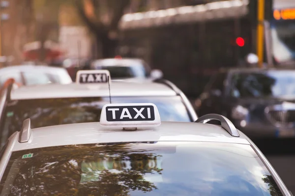 Señales de taxi y coches — Foto de Stock