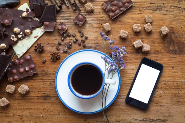 Smartphone y taza de café — Foto de Stock