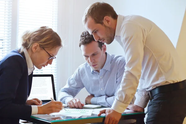 Geschäftsteam arbeitet — Stockfoto