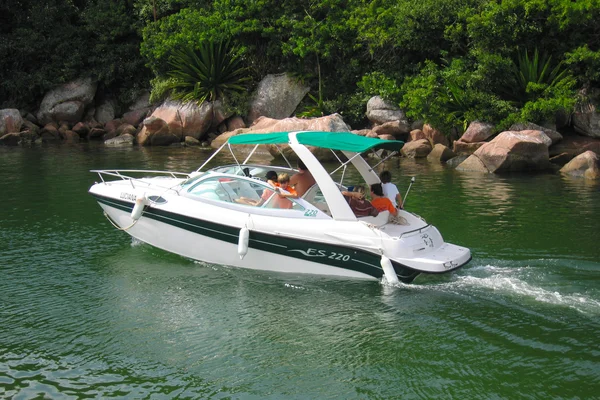 Familie auf einem Motorboot — Stockfoto