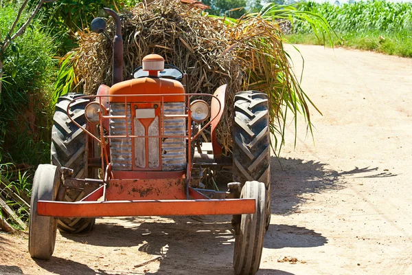 Trator agrícola carregado — Fotografia de Stock