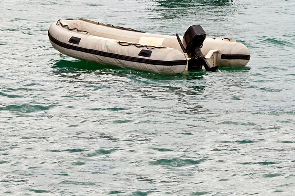 Frachtschiff angedockt — Stockfoto