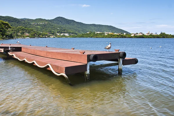 Pier op Lagoa da Conceicao in Florianopolis, Brazilië — Stockfoto
