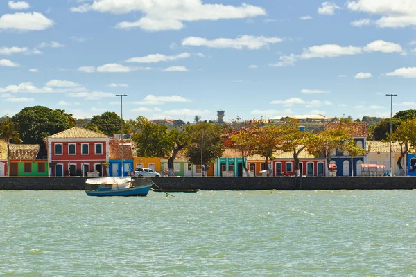 Farbige Häuser an der Küste von Porto Seguro — Stockfoto