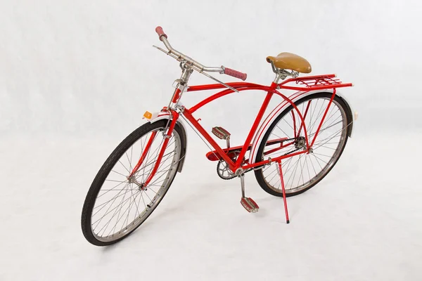 Vélo rouge antique — Photo
