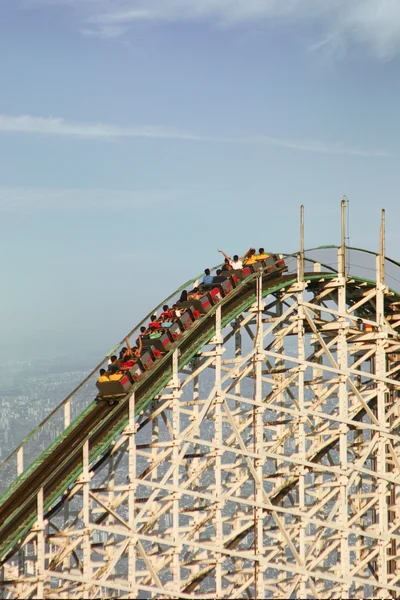 Roller coaster kar omhoog — Stockfoto