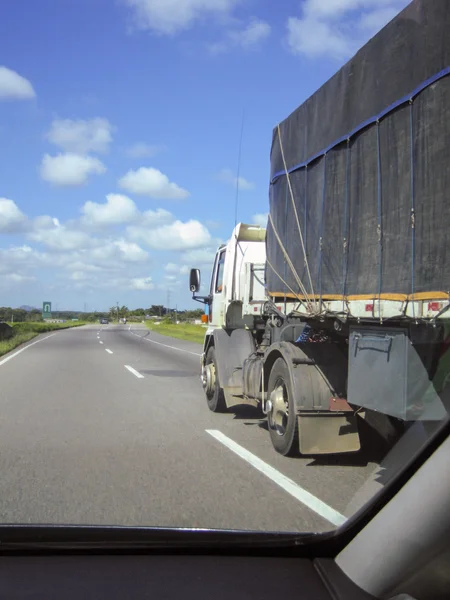 Veilig rijden, inhalen — Stockfoto