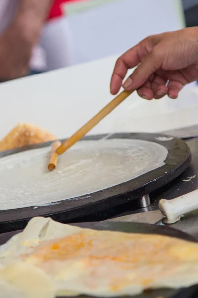 Preparando um crepe — Fotografia de Stock