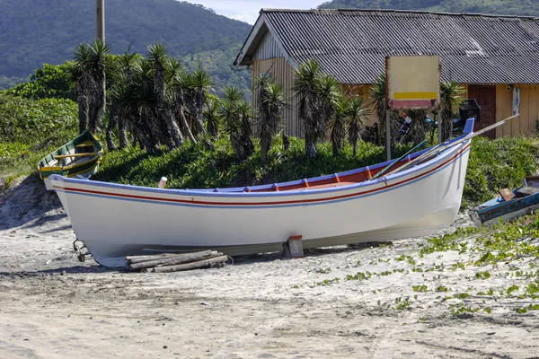 Bateau à la plage de Pantano do Sul — Photo