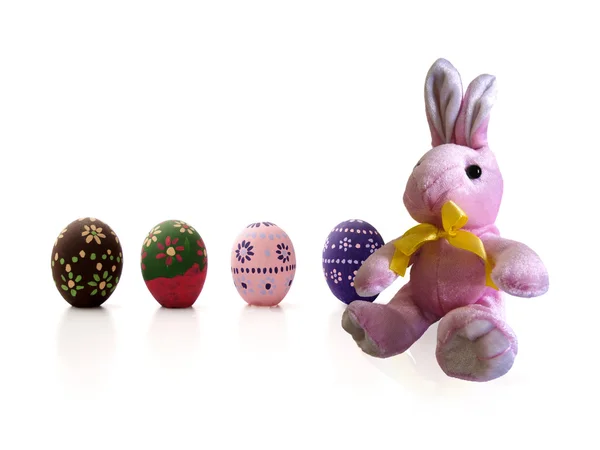 Růžový Velikonoční zajíček a malovaná vajíčka Stock Snímky
