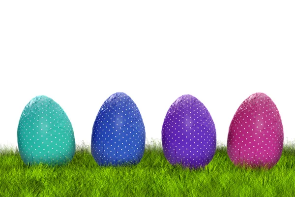 Huevos de Pascua envueltos en hierba — Foto de Stock