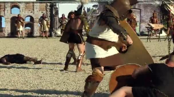 Gladiator slave prisoner fight — Stock video