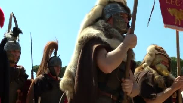 Roman legionaries during Birth of Rome celebration — Stock Video