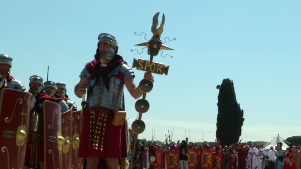 Римские легионеры во время празднования Дня рождения Рима — стоковое видео