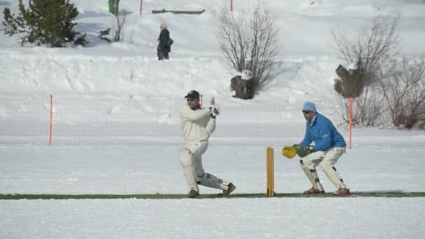 Críquete no gelo batendo em câmera lenta — Vídeo de Stock
