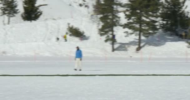 Cricket på isen bowling — Stockvideo