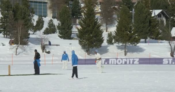 Cricket op ijs bowling — Stockvideo