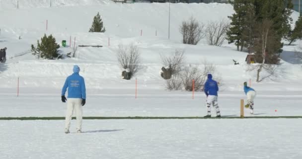 Cricket op ijs bowling — Stockvideo