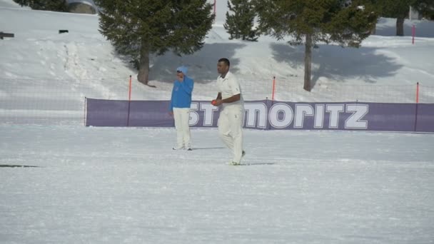 Cricket sur glace bowling ralenti — Video