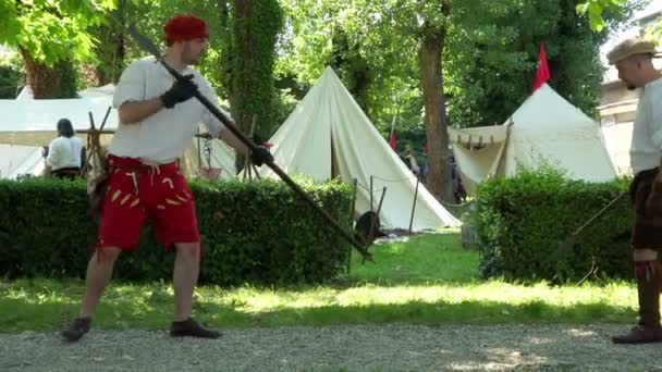 Обучение в военном лагере эпохи Возрождения — стоковое видео