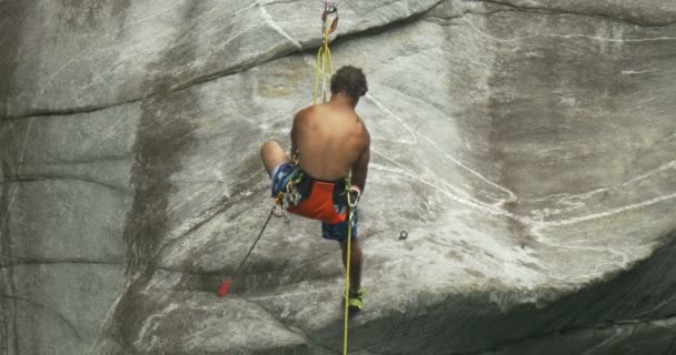 Un joven atleta sube a la pared de un cañón — Vídeos de Stock