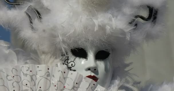 Gyönyörű velencei maszkok alatt velencei karnevál a 2015. február 16., Velence, Olaszország — Stock videók