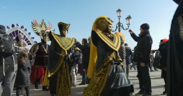 Красивые венецианские маски во время Венецианского карнавала 16 февраля 2015 года в Венеции, Италия — стоковое видео