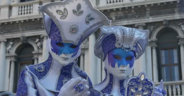 Hermosas máscaras en la Plaza de San Marcos durante el Carnaval de Venecia el 16 de febrero de 2015 en Venecia, Italia — Vídeos de Stock