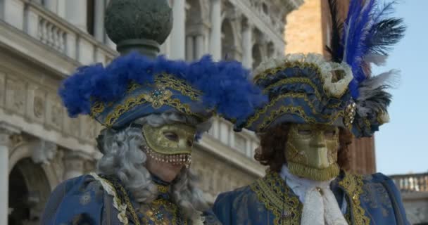 Hermosas máscaras en la Plaza de San Marcos durante el Carnaval de Venecia el 16 de febrero de 2015 en Venecia, Italia — Vídeo de stock