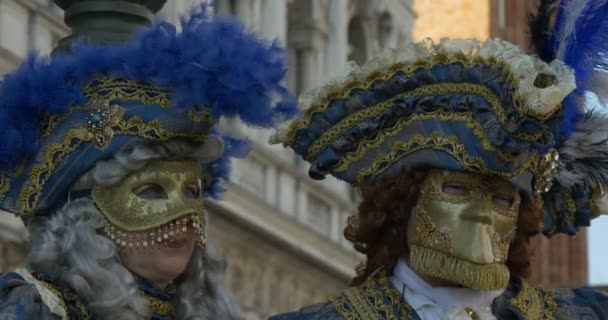 Hermosas máscaras en la Plaza de San Marcos durante el Carnaval de Venecia el 16 de febrero de 2015 en Venecia, Italia — Vídeos de Stock