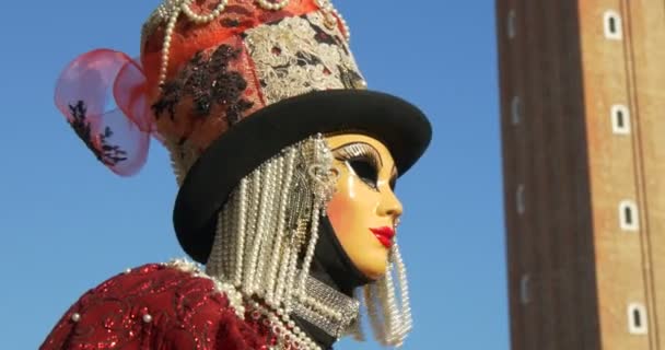 Hermosas máscaras en la Plaza de San Marcos durante el Carnaval de Venecia el 16 de febrero de 2015 en Venecia, Italia — Vídeos de Stock