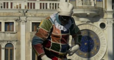 Venedik Karnavalı sırasında harlequin, tipik bir Venedik maskesi gibi giyinmiş bir kişi 16 Şubat 2015'te Venedik, İtalya