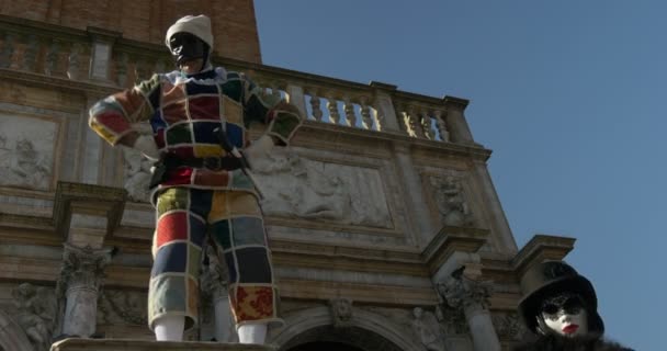 En person klädd som Harlequin, en typisk venetiansk mask, under karnevalen i Venedig den 16 februari 2015 i Venedig, Italien — Stockvideo