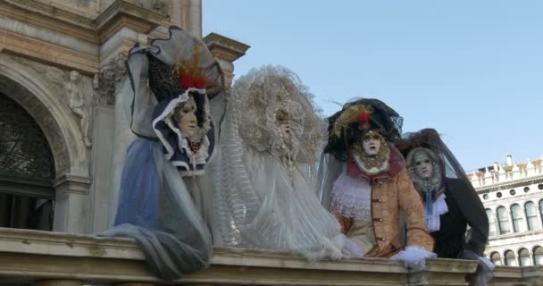 Vacker venetiansk kostym under karnevalen i Venedig den 16 februari 2015 i Venedig, Italien — Stockvideo