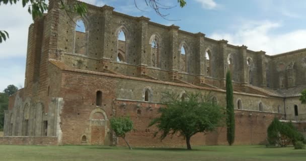 L'Abbazia di San Galgano, splendido e suggestivo esempio di architettura gotica cistercense in Italia . — Video Stock