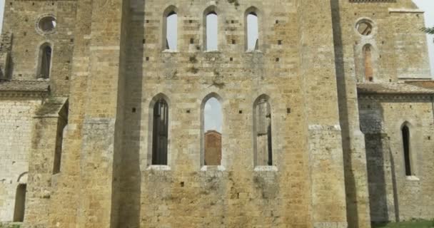 Middeleeuwse ongedekte San Galgano abdijkerk ruïnes. Toscane, Italië — Stockvideo