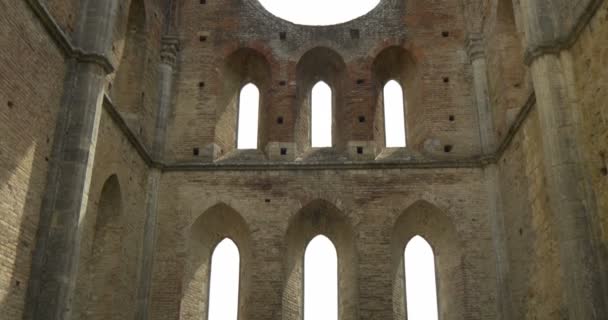 San Galgano medeltida avtäckta Abbeykyrka ruiner. Toscana, Italien — Stockvideo