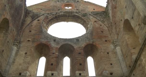 Ruiny San Galgano středověké odkryté klášterního kostela. Toskánsko, Itálie — Stock video