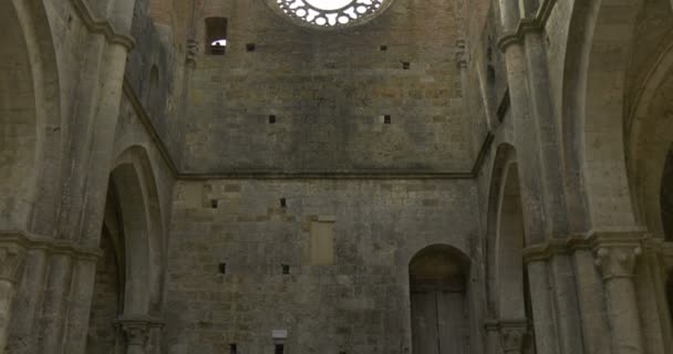 Middeleeuwse ongedekte San Galgano abdijkerk ruïnes. Toscane, Italië — Stockvideo