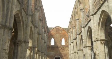 San Galgano Abbey Toskana, Ağustos 2015, İtalya'nın roofless Cistercian Manastırı sütunlu