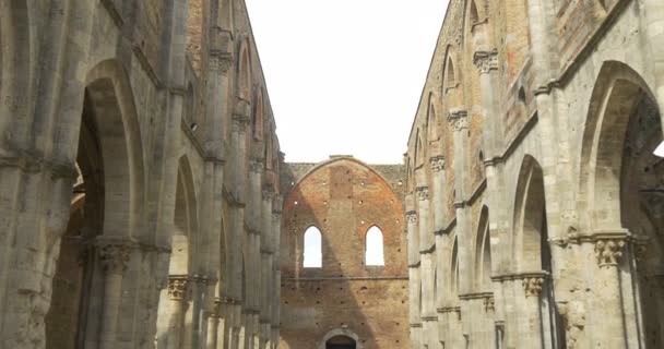 Η κιονοστοιχία άστεγο αβαείου του Αγίου Galgano Abbey στην Τοσκάνη, Αύγουστος 2015, Ιταλία — Αρχείο Βίντεο