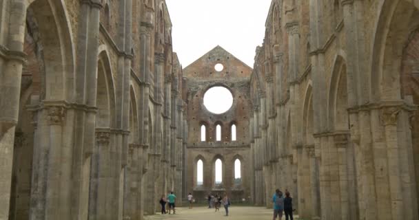 Pelargången i utan tak cisterciensiska klostret San Galgano Abbey i Toscana, augusti 2015, Italien — Stockvideo