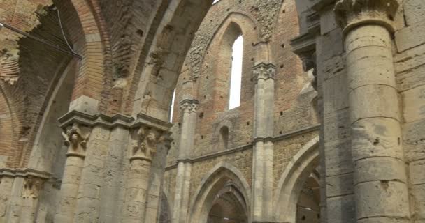 Middeleeuwse ongedekte San Galgano abdijkerk ruïnes. Toscane, Italië — Stockvideo