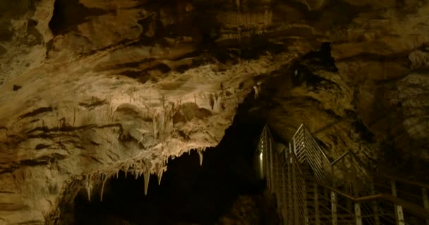 Сталактиты и сталагмиты в известняковой пещере Antro del Corchia, Италия — стоковое видео
