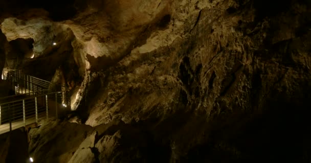 Stalattiti e stalagmiti nella grotta calcarea di Antro del Corchia — Video Stock