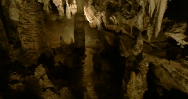 Stalaktity a stalagmity v vápencové jeskyně. — Stock video