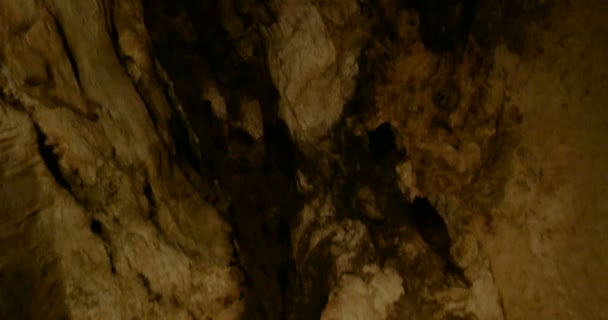 Stalaktity a stalagmity v vápencové jeskyně. — Stock video