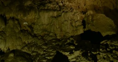 Kalker kaya, sarkıt ve dikitler bir mağarada