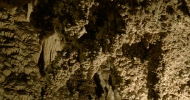 Sarkıt ve dikitler kireç taşı mağarasında.