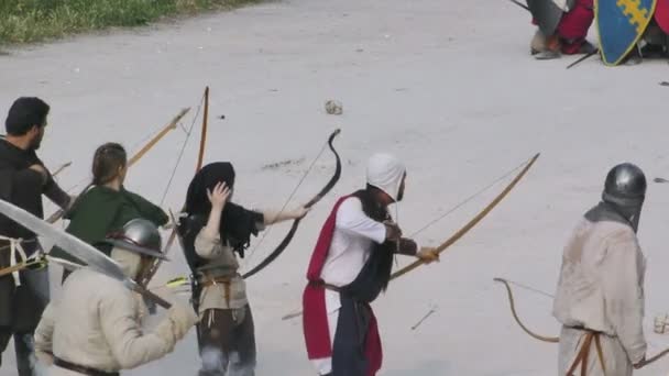 Средневековая армия вблизи — стоковое видео